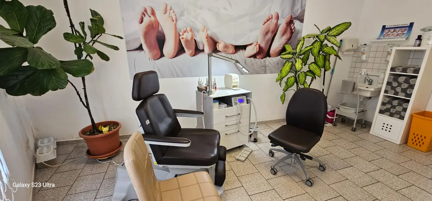 Podologie-Noa – eine Podologie-Klinik mit Podologie-Stuhl, konzipiert für Fuß- und Knöchelpflegebehandlungen