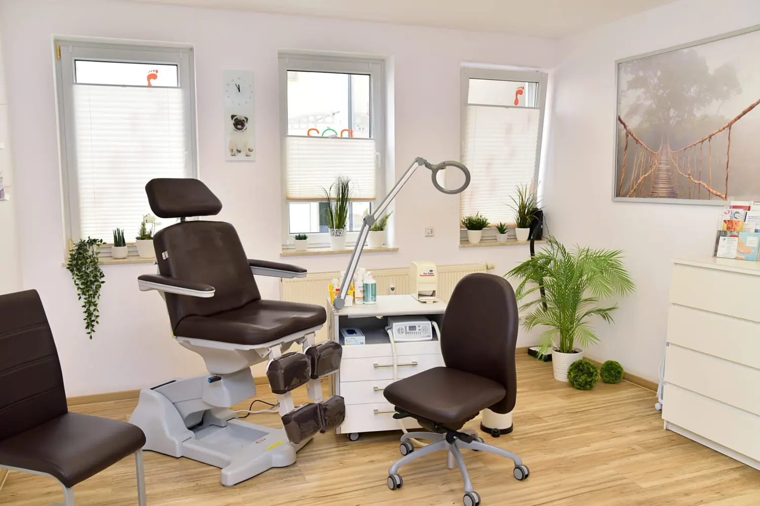 Podologie-Noa – eine Podologie-Klinik mit Podologie-Stuhl, konzipiert für Fuß- und Knöchelpflegebehandlungen