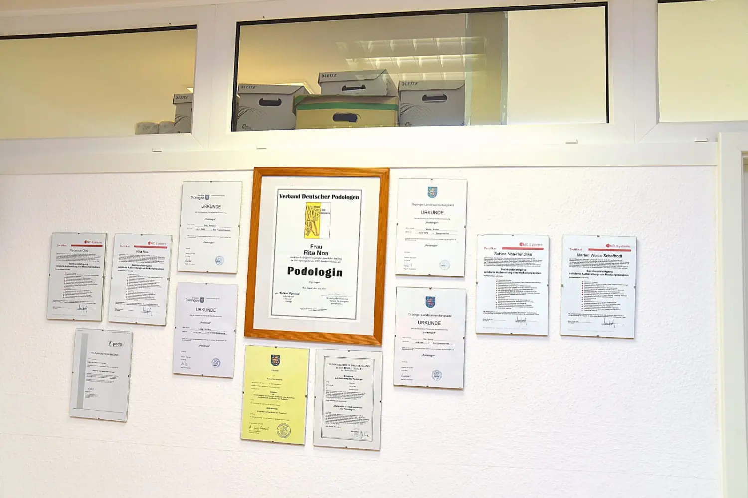Podologie-Noa- Podologen-Zertifikate an der Wand einer Klinik