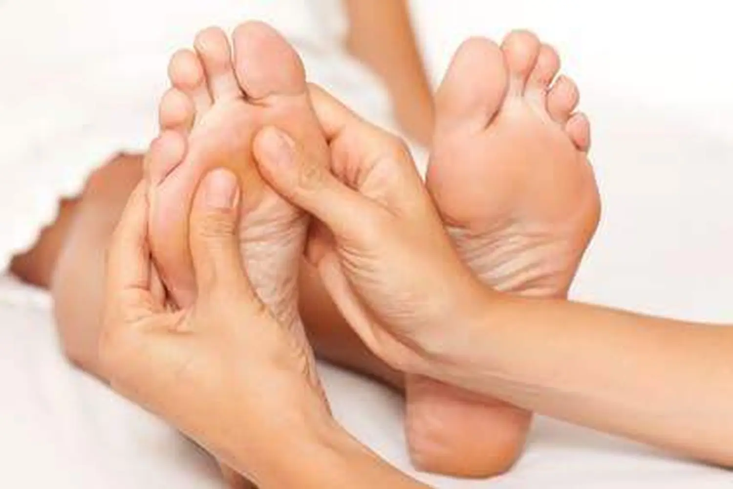 Podologie-Noa – Podologe führt Fußtherapie an den Füßen eines Kunden durch