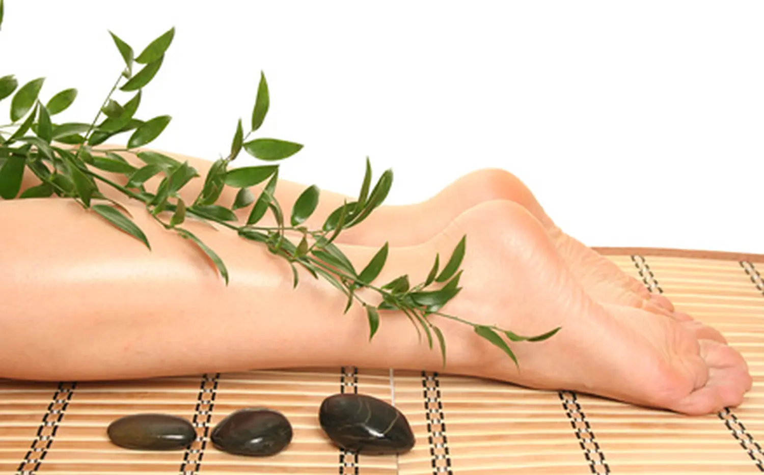 helle Beine in einer ruhigen und natürlichen Umgebung, für ein Spa, Wellness oder Beauty