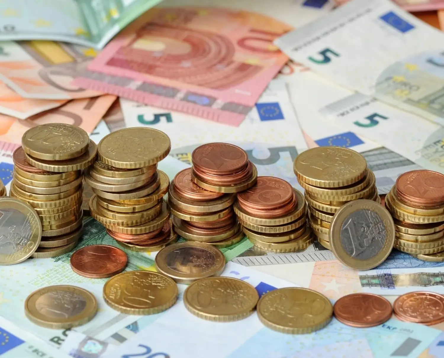 Sammlung von Euro-Banknoten und -Münzen