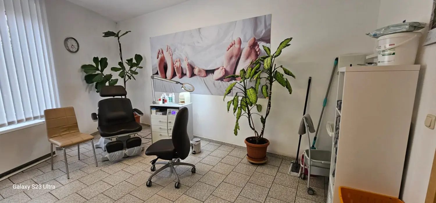 Podologie-Noa – eine Podologie-Klinik mit Podologie-Stuhl, konzipiert für Fuß- und Knöchelpflegebehandlungen