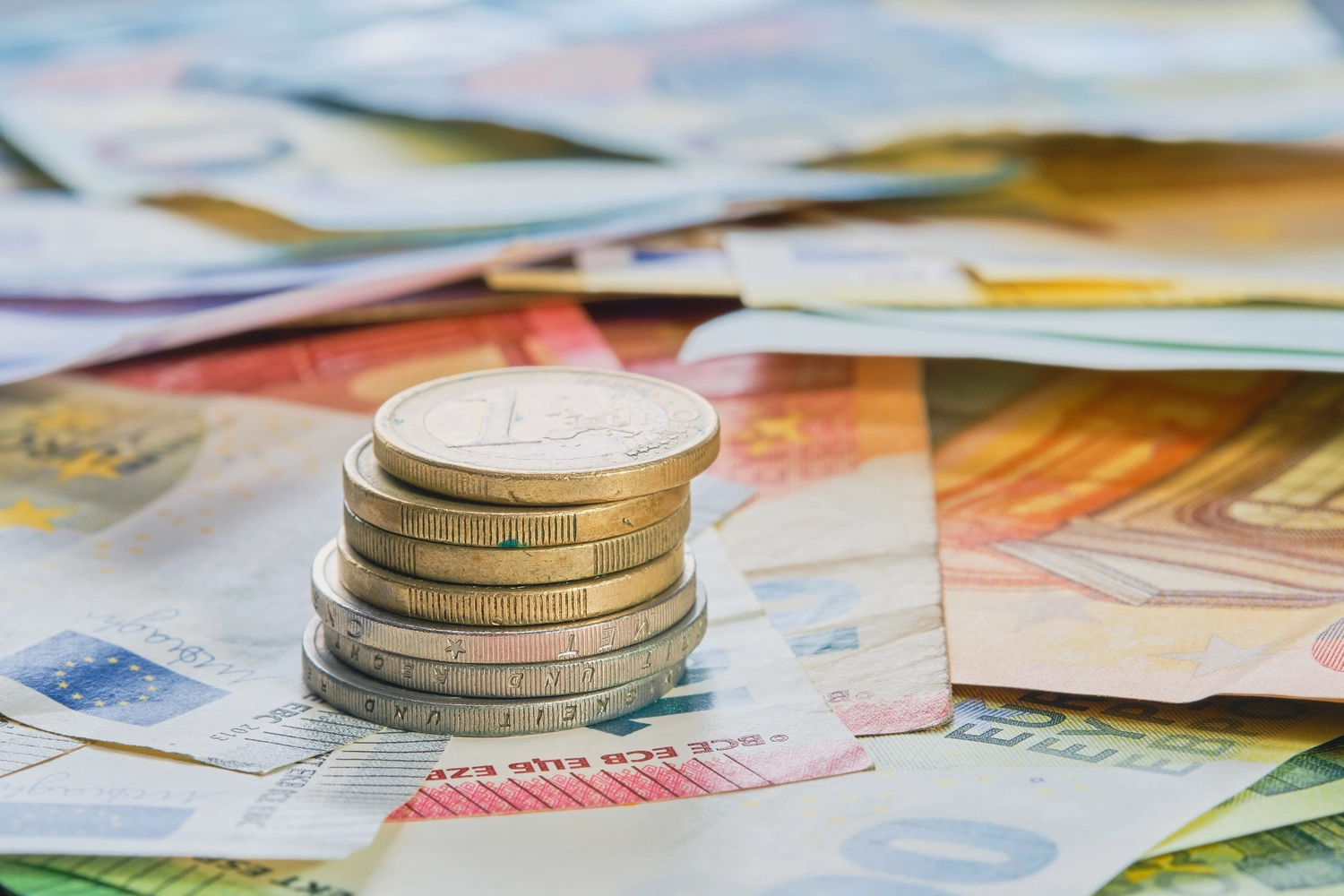 Sammlung von Euro-Banknoten und -Münzen